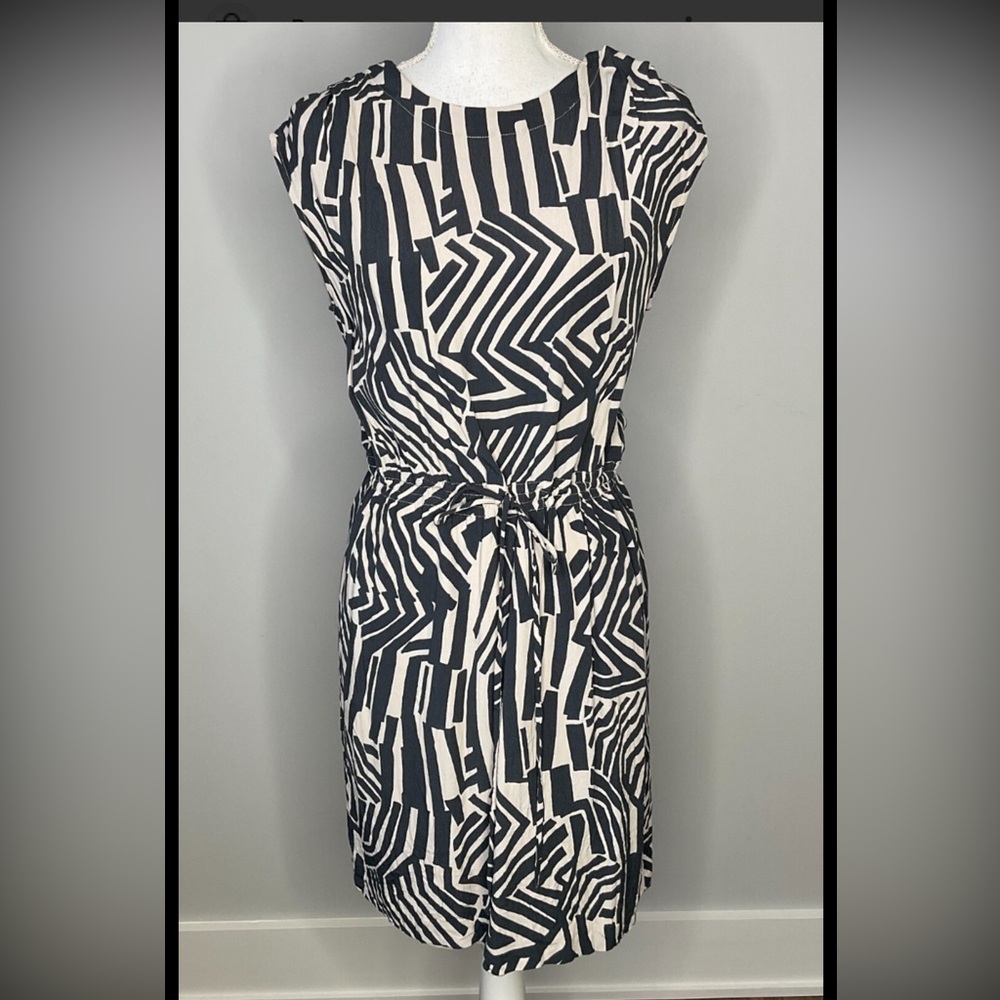 LOFT Black and Cream Geometric Summer Dress w/tie and cap sleeves-size Medium